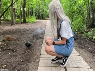 [欧美] 清纯巨乳嫩妹牛仔连衣裙~公园散步露出找个人少的地方啪啪野战